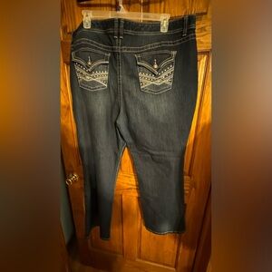 Women’s 24 S Apt 9 boot cut jeans. EUC. Cute design faux stones in buttons.